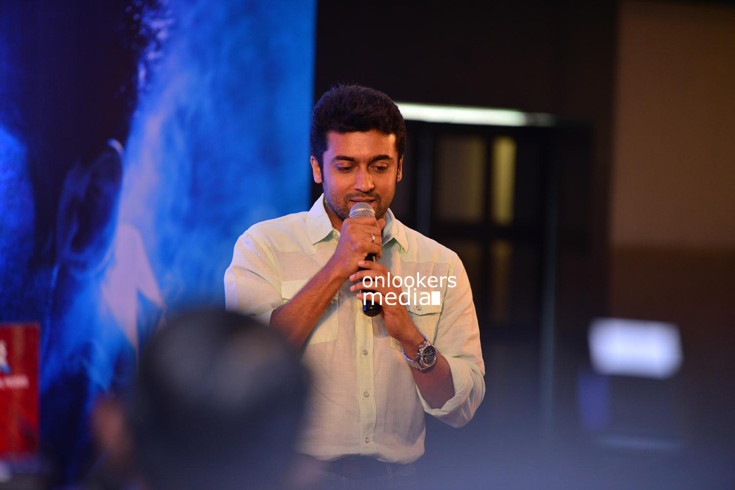 https://onlookersmedia.in/wp-content/uploads/2015/05/Suriya-at-Kochi-Mass-Press-Meet-Stills-Mass-Engira-Maasilamani-Mass-Stills-Onlookers-Media-39.jpg