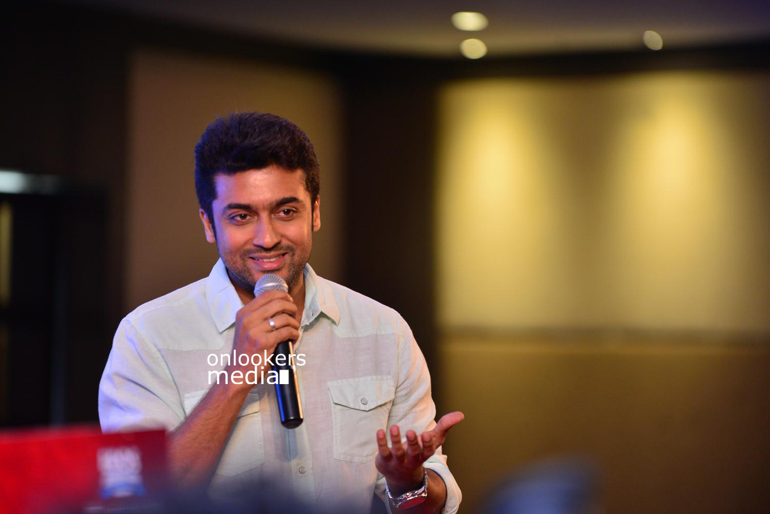 https://onlookersmedia.in/wp-content/uploads/2015/05/Suriya-at-Kochi-Mass-Press-Meet-Stills-Mass-Engira-Maasilamani-Mass-Stills-Onlookers-Media-43.jpg