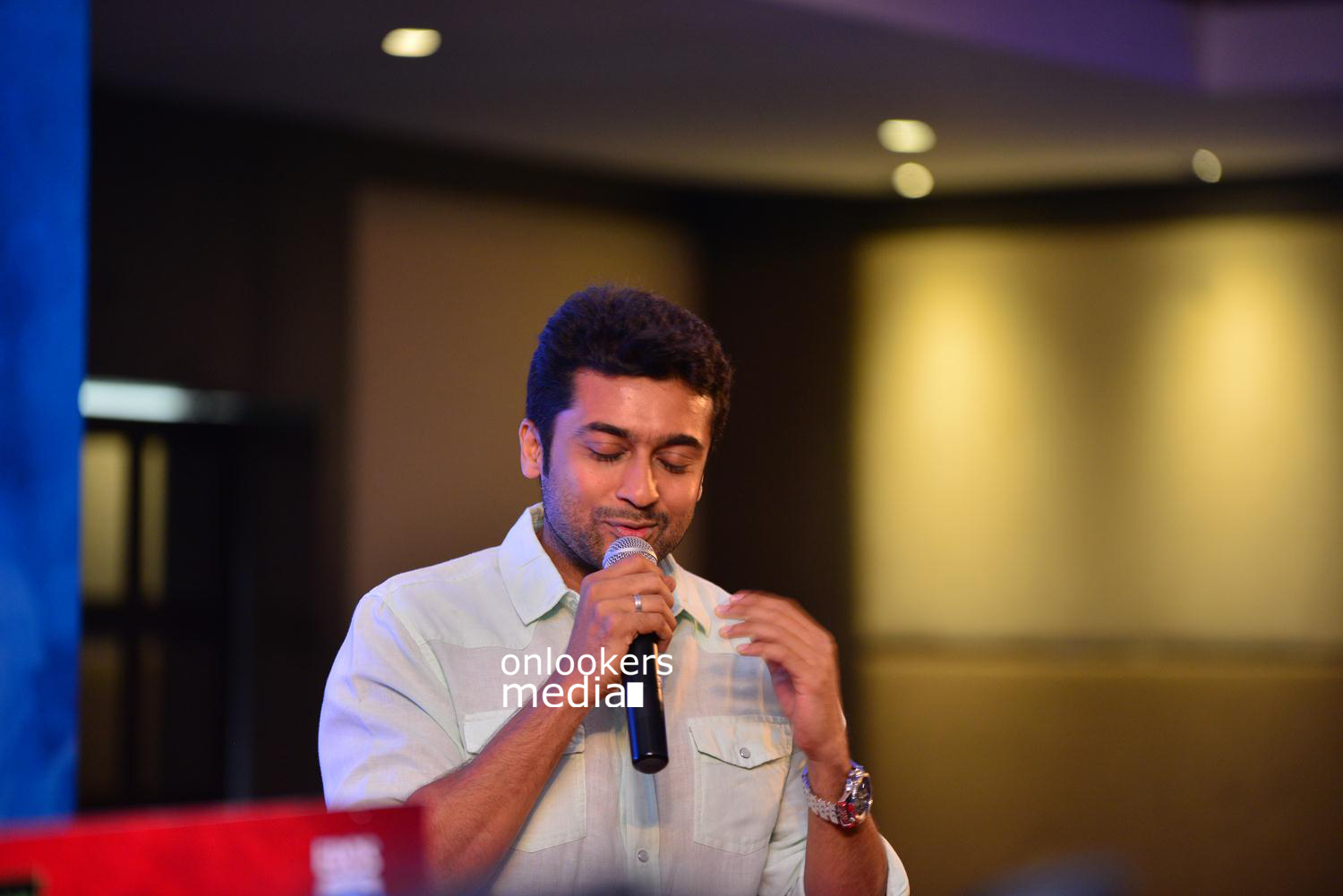 https://onlookersmedia.in/wp-content/uploads/2015/05/Suriya-at-Kochi-Mass-Press-Meet-Stills-Mass-Engira-Maasilamani-Mass-Stills-Onlookers-Media-44.jpg
