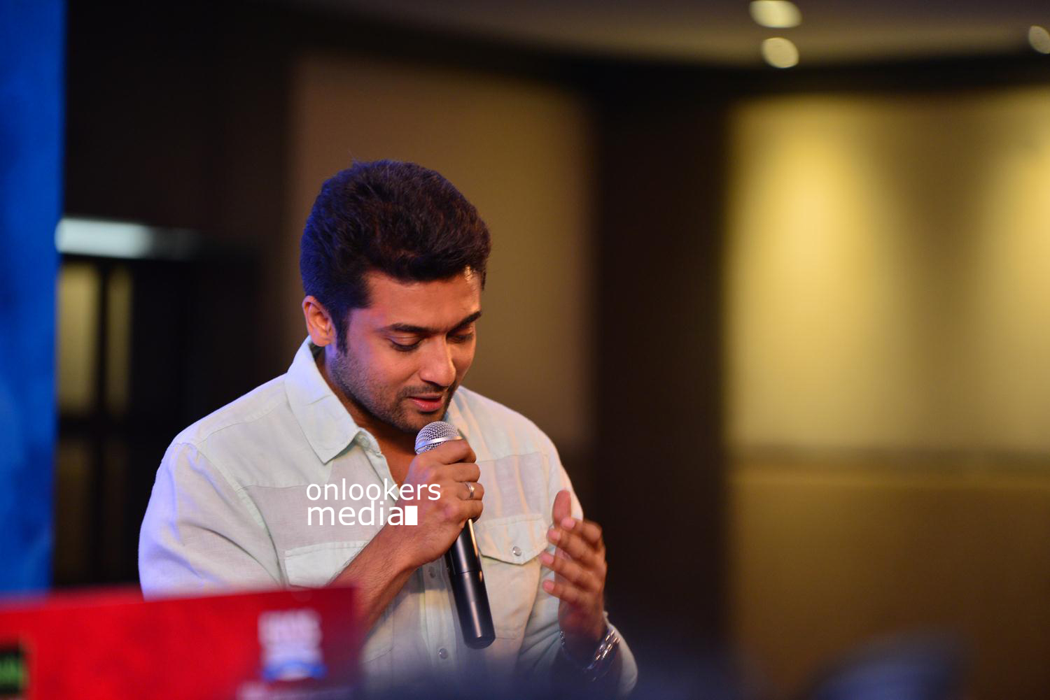 https://onlookersmedia.in/wp-content/uploads/2015/05/Suriya-at-Kochi-Mass-Press-Meet-Stills-Mass-Engira-Maasilamani-Mass-Stills-Onlookers-Media-45.jpg
