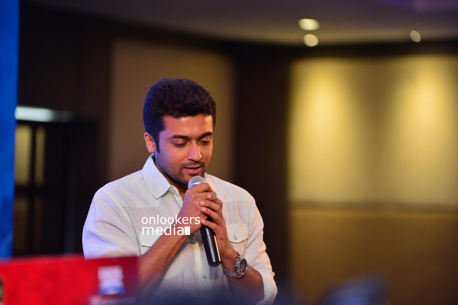 https://onlookersmedia.in/wp-content/uploads/2015/05/Suriya-at-Kochi-Mass-Press-Meet-Stills-Mass-Engira-Maasilamani-Mass-Stills-Onlookers-Media-46.jpg