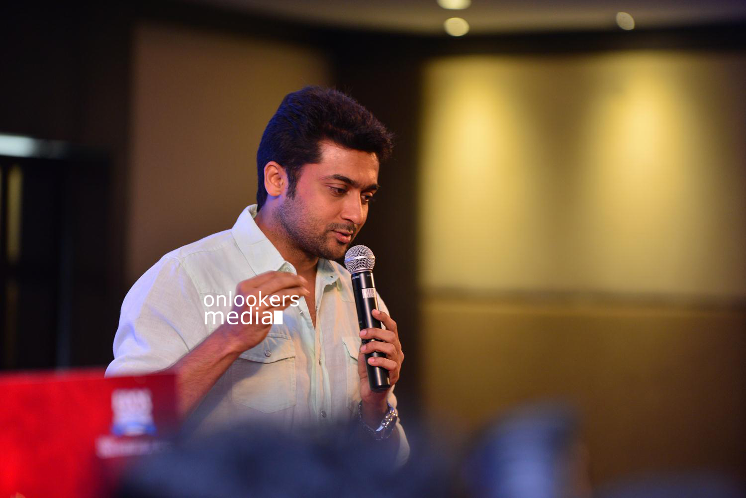 https://onlookersmedia.in/wp-content/uploads/2015/05/Suriya-at-Kochi-Mass-Press-Meet-Stills-Mass-Engira-Maasilamani-Mass-Stills-Onlookers-Media-47.jpg