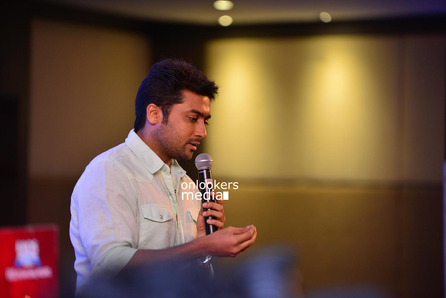 https://onlookersmedia.in/wp-content/uploads/2015/05/Suriya-at-Kochi-Mass-Press-Meet-Stills-Mass-Engira-Maasilamani-Mass-Stills-Onlookers-Media-48.jpg