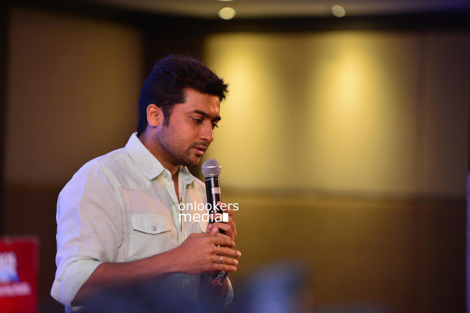 https://onlookersmedia.in/wp-content/uploads/2015/05/Suriya-at-Kochi-Mass-Press-Meet-Stills-Mass-Engira-Maasilamani-Mass-Stills-Onlookers-Media-49.jpg