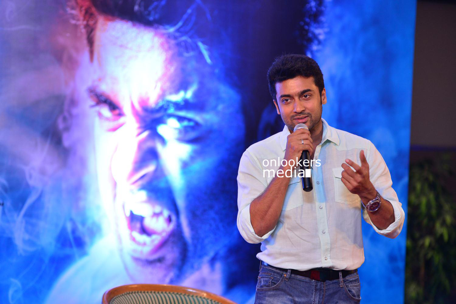 https://onlookersmedia.in/wp-content/uploads/2015/05/Suriya-at-Kochi-Mass-Press-Meet-Stills-Mass-Engira-Maasilamani-Mass-Stills-Onlookers-Media-51.jpg