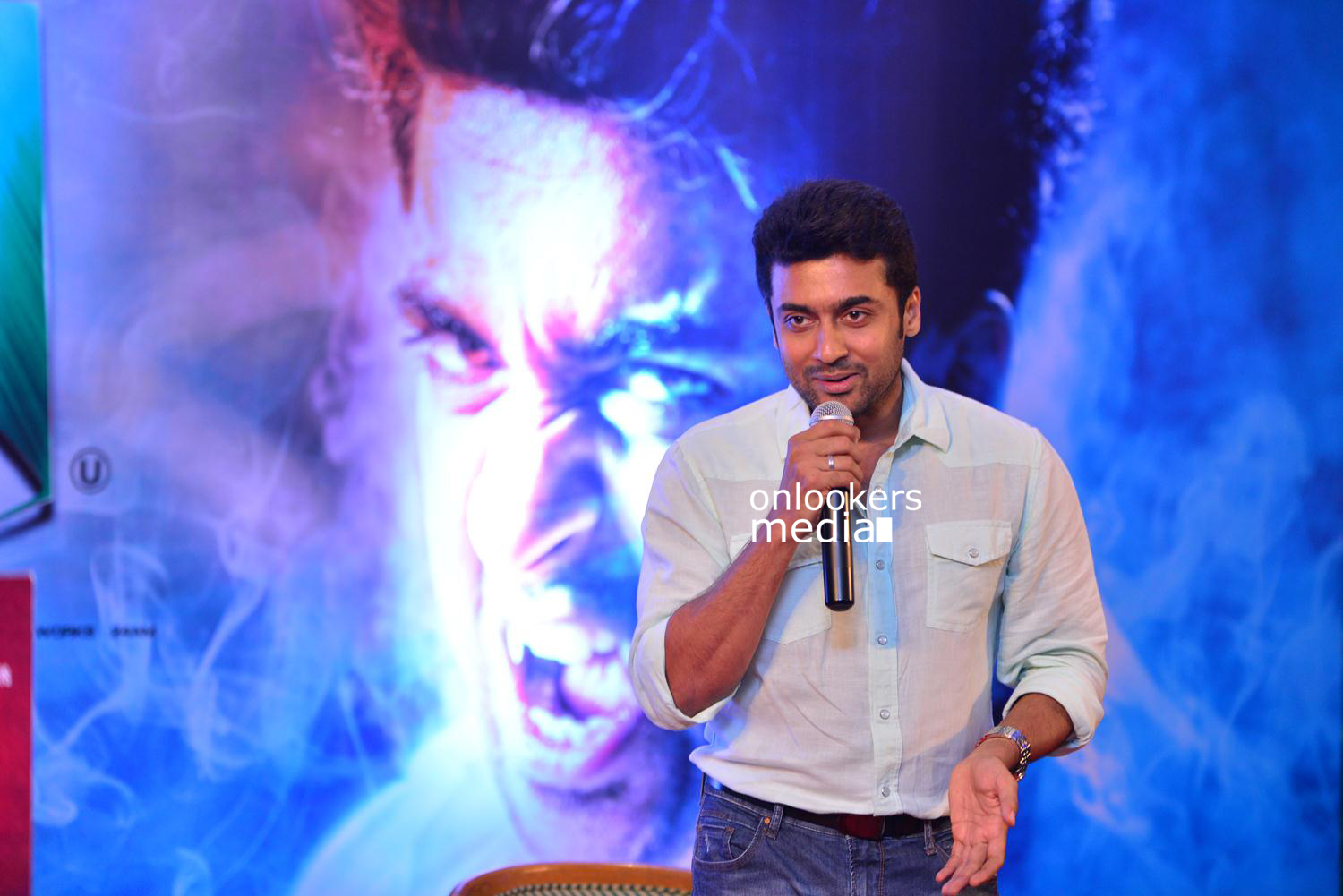 https://onlookersmedia.in/wp-content/uploads/2015/05/Suriya-at-Kochi-Mass-Press-Meet-Stills-Mass-Engira-Maasilamani-Mass-Stills-Onlookers-Media-52.jpg