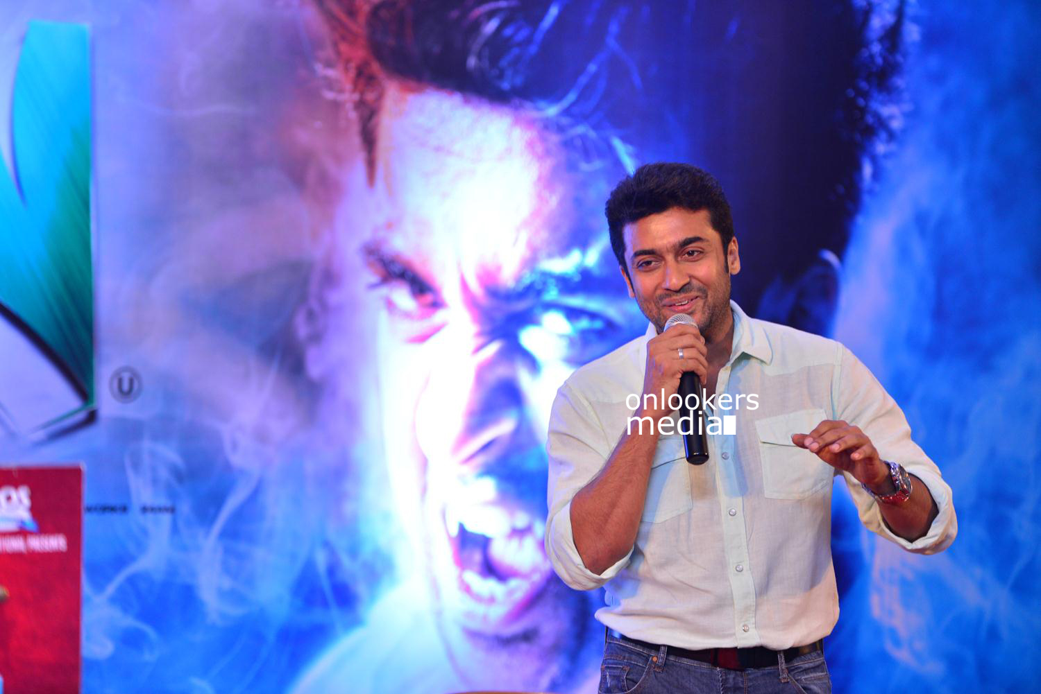 https://onlookersmedia.in/wp-content/uploads/2015/05/Suriya-at-Kochi-Mass-Press-Meet-Stills-Mass-Engira-Maasilamani-Mass-Stills-Onlookers-Media-53.jpg