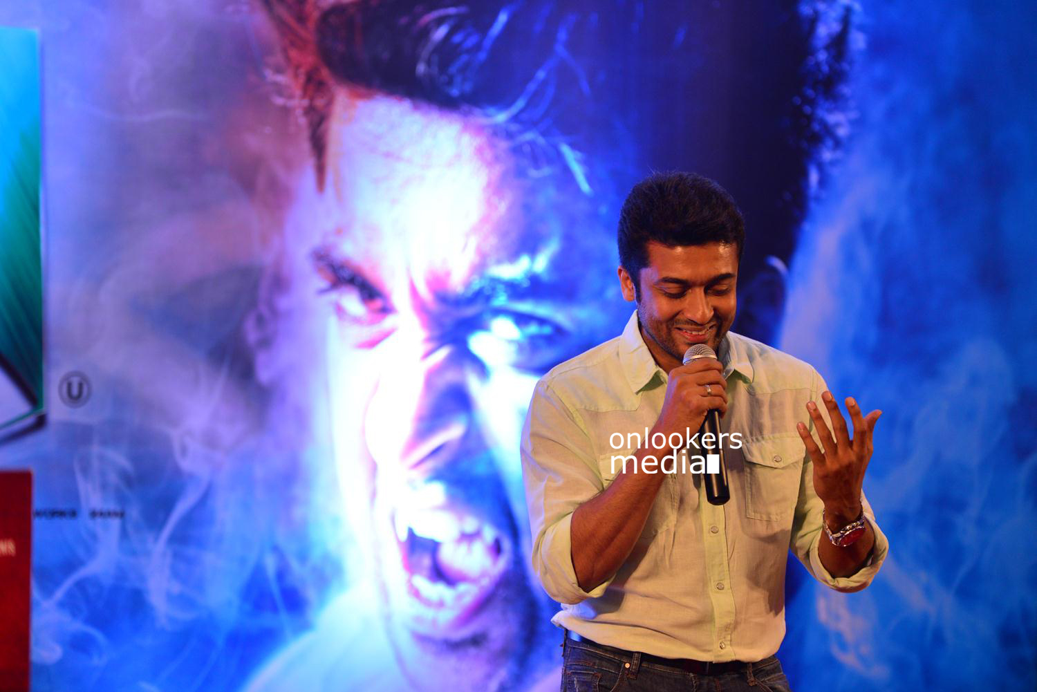 https://onlookersmedia.in/wp-content/uploads/2015/05/Suriya-at-Kochi-Mass-Press-Meet-Stills-Mass-Engira-Maasilamani-Mass-Stills-Onlookers-Media-54.jpg