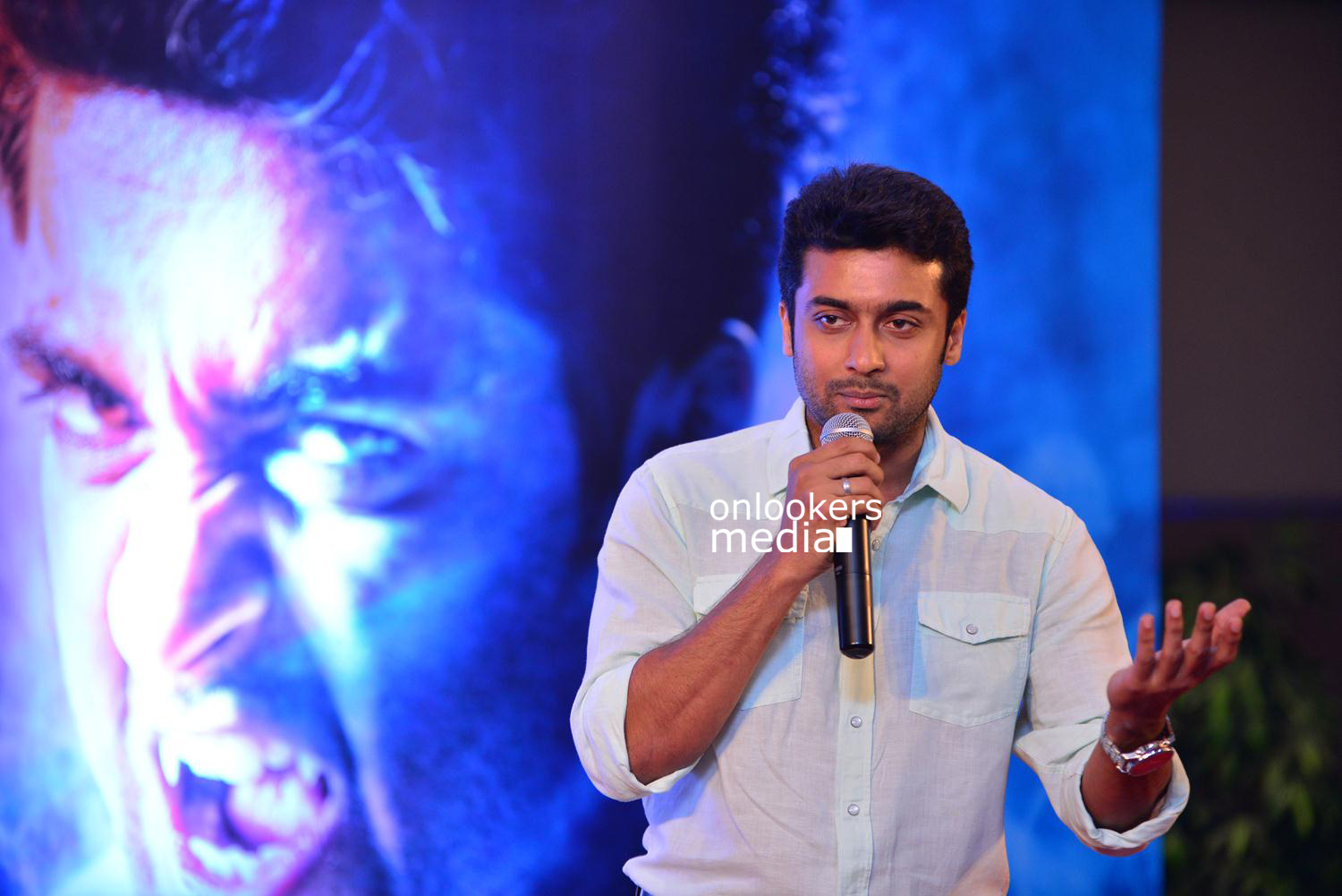 https://onlookersmedia.in/wp-content/uploads/2015/05/Suriya-at-Kochi-Mass-Press-Meet-Stills-Mass-Engira-Maasilamani-Mass-Stills-Onlookers-Media-57.jpg