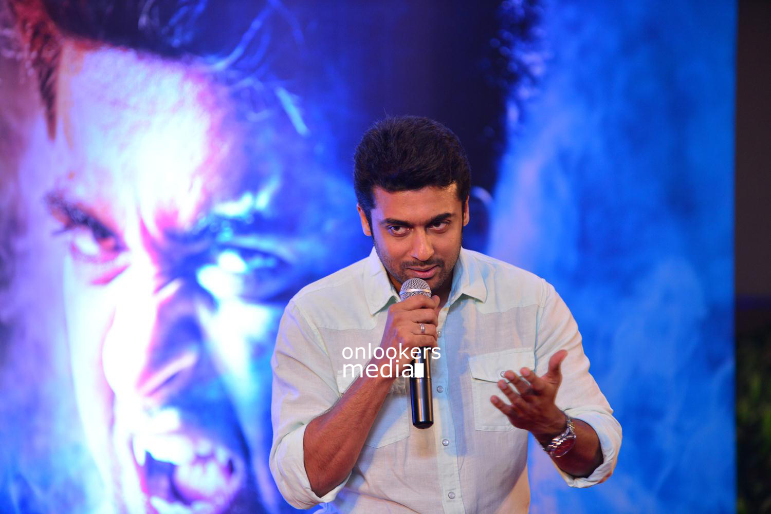 https://onlookersmedia.in/wp-content/uploads/2015/05/Suriya-at-Kochi-Mass-Press-Meet-Stills-Mass-Engira-Maasilamani-Mass-Stills-Onlookers-Media-59.jpg