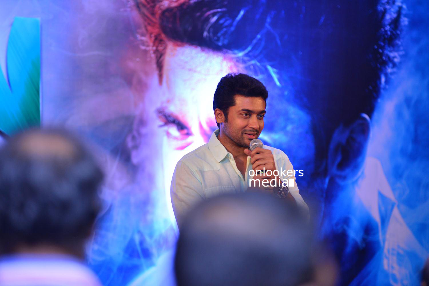 https://onlookersmedia.in/wp-content/uploads/2015/05/Suriya-at-Kochi-Mass-Press-Meet-Stills-Mass-Engira-Maasilamani-Mass-Stills-Onlookers-Media-60.jpg