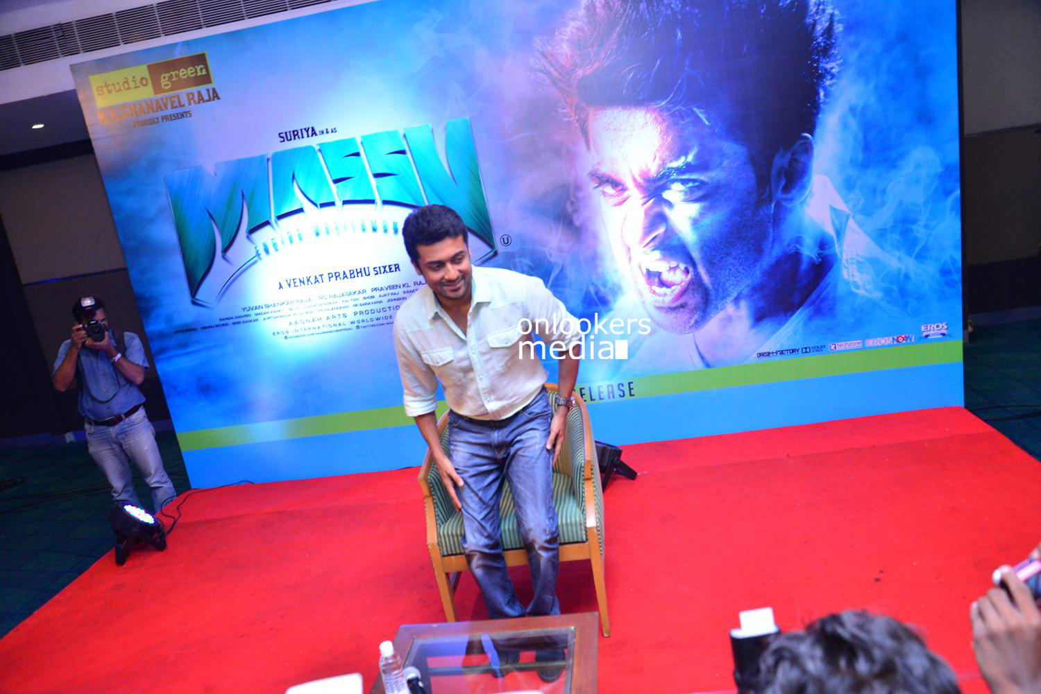 https://onlookersmedia.in/wp-content/uploads/2015/05/Suriya-at-Kochi-Mass-Press-Meet-Stills-Mass-Engira-Maasilamani-Mass-Stills-Onlookers-Media-61.jpg