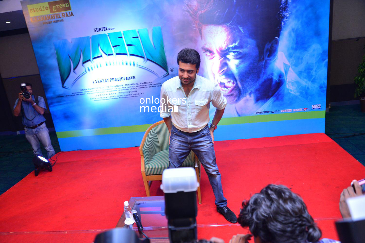 https://onlookersmedia.in/wp-content/uploads/2015/05/Suriya-at-Kochi-Mass-Press-Meet-Stills-Mass-Engira-Maasilamani-Mass-Stills-Onlookers-Media-62.jpg