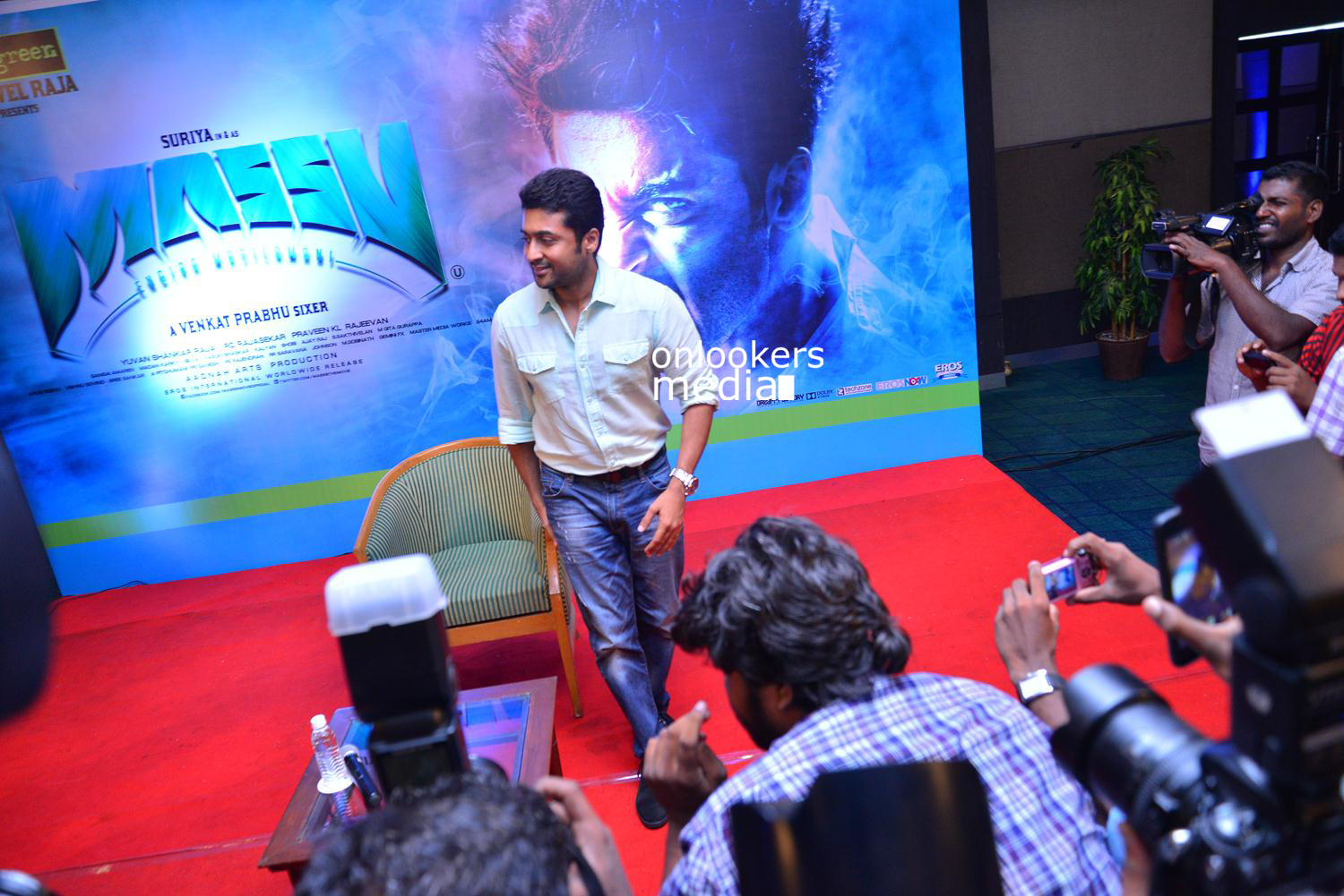 https://onlookersmedia.in/wp-content/uploads/2015/05/Suriya-at-Kochi-Mass-Press-Meet-Stills-Mass-Engira-Maasilamani-Mass-Stills-Onlookers-Media-63.jpg