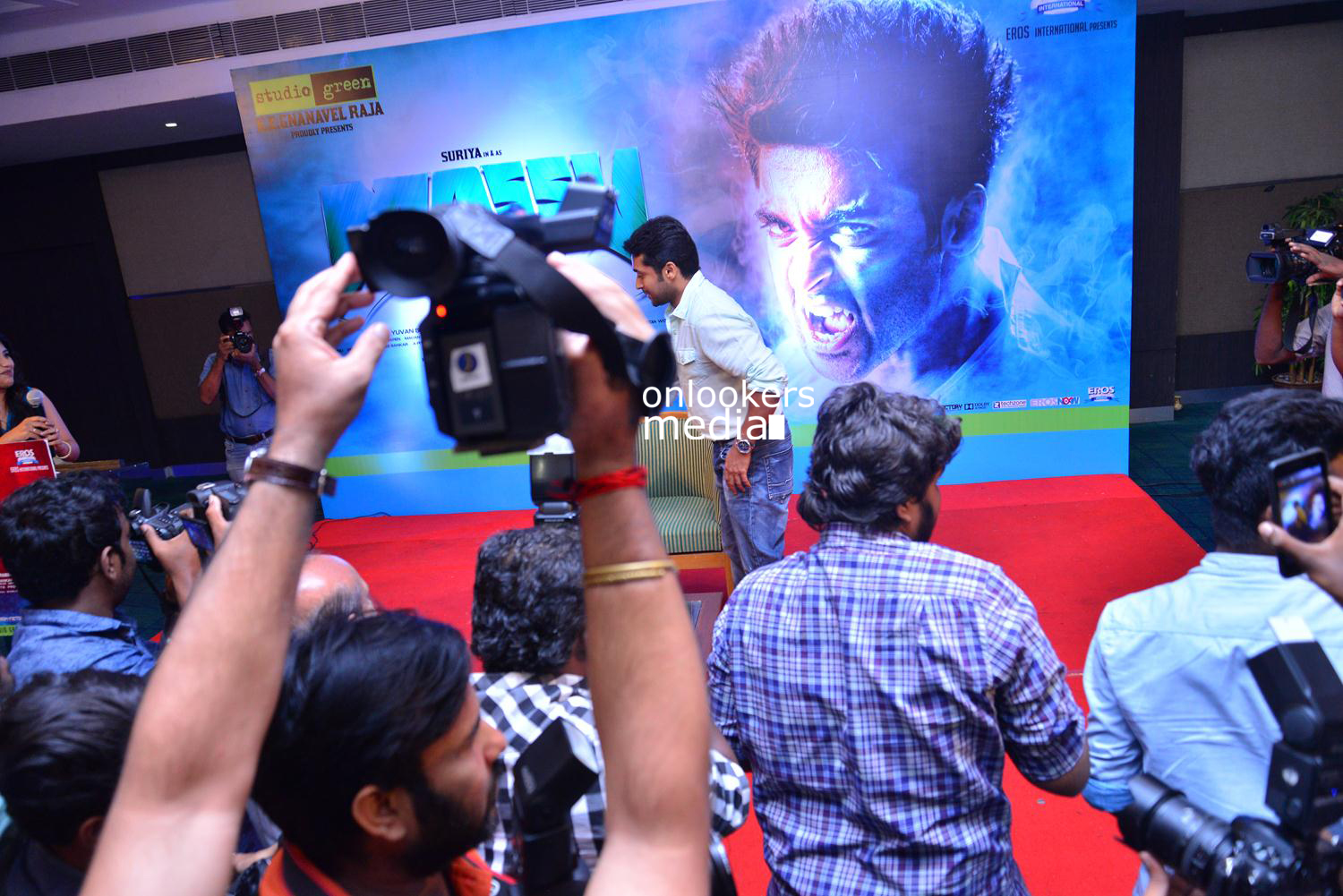 https://onlookersmedia.in/wp-content/uploads/2015/05/Suriya-at-Kochi-Mass-Press-Meet-Stills-Mass-Engira-Maasilamani-Mass-Stills-Onlookers-Media-64.jpg