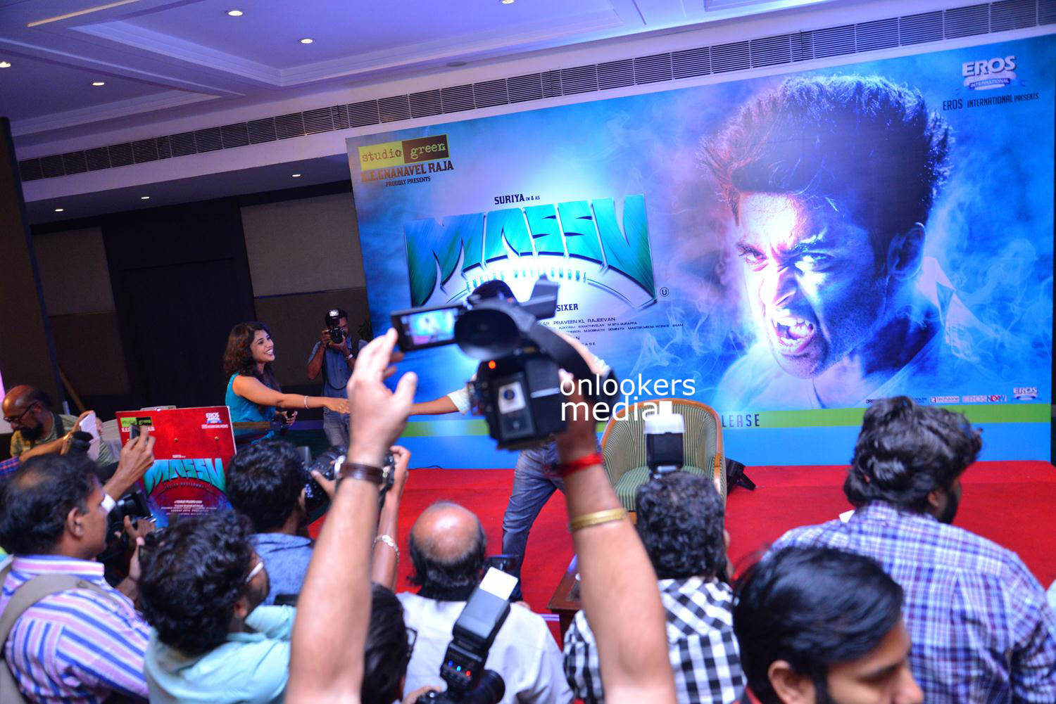 https://onlookersmedia.in/wp-content/uploads/2015/05/Suriya-at-Kochi-Mass-Press-Meet-Stills-Mass-Engira-Maasilamani-Mass-Stills-Onlookers-Media-65.jpg