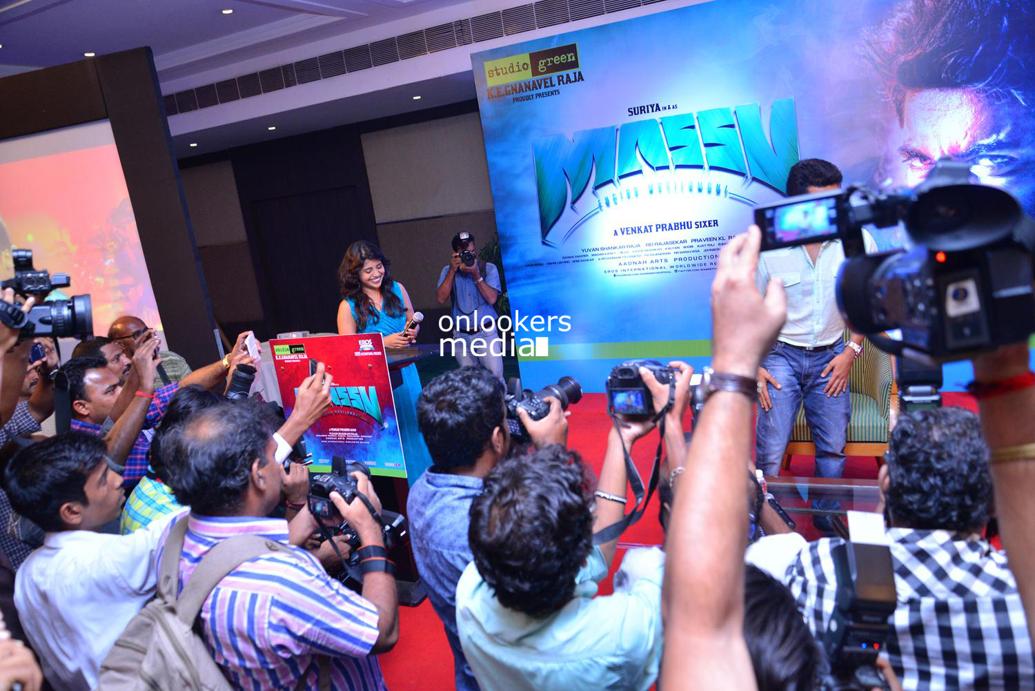 https://onlookersmedia.in/wp-content/uploads/2015/05/Suriya-at-Kochi-Mass-Press-Meet-Stills-Mass-Engira-Maasilamani-Mass-Stills-Onlookers-Media-66.jpg