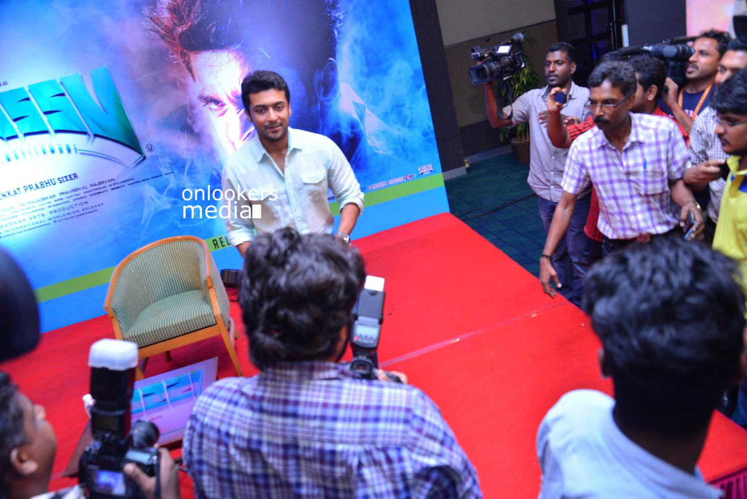 https://onlookersmedia.in/wp-content/uploads/2015/05/Suriya-at-Kochi-Mass-Press-Meet-Stills-Mass-Engira-Maasilamani-Mass-Stills-Onlookers-Media-67.jpg