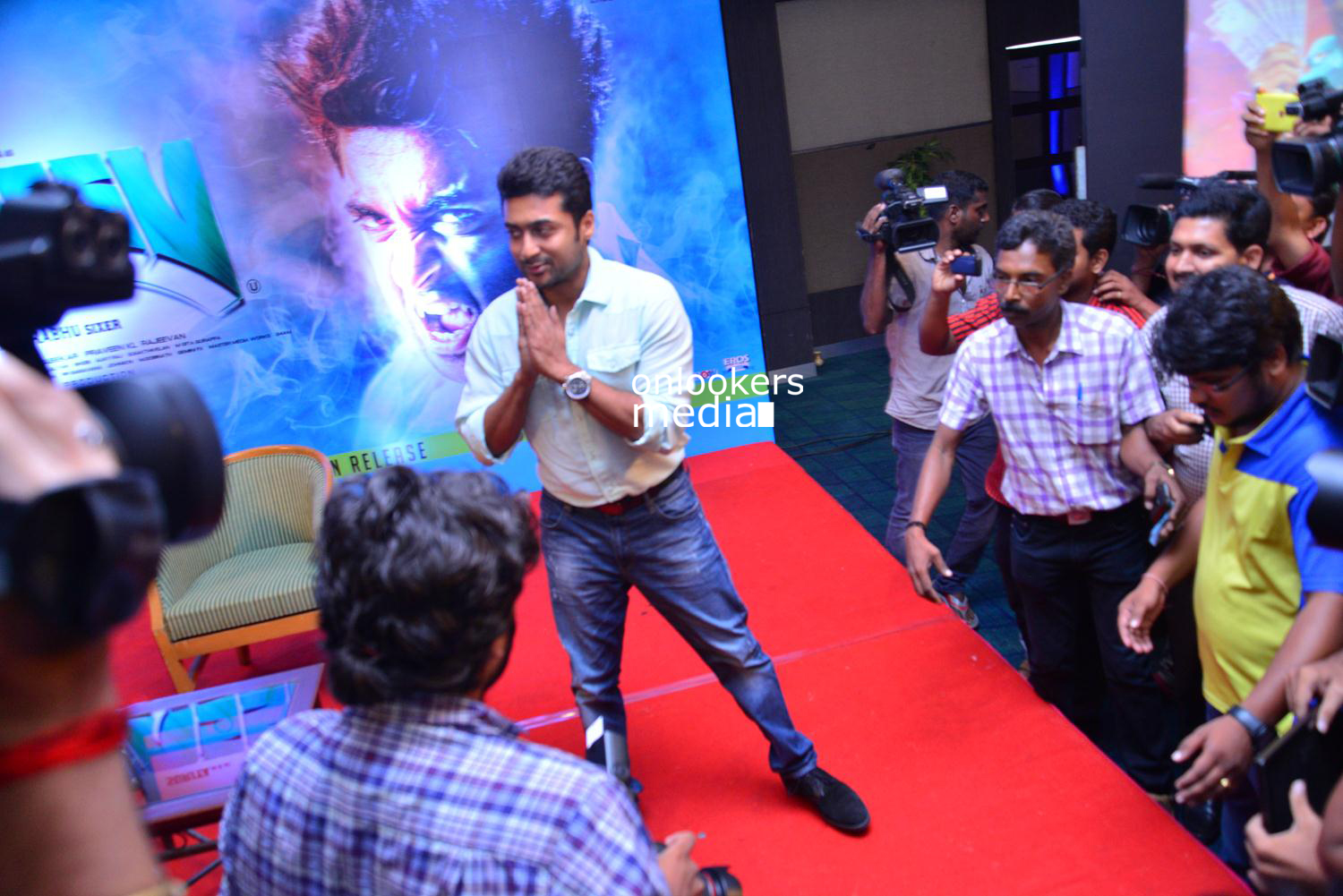 https://onlookersmedia.in/wp-content/uploads/2015/05/Suriya-at-Kochi-Mass-Press-Meet-Stills-Mass-Engira-Maasilamani-Mass-Stills-Onlookers-Media-68.jpg