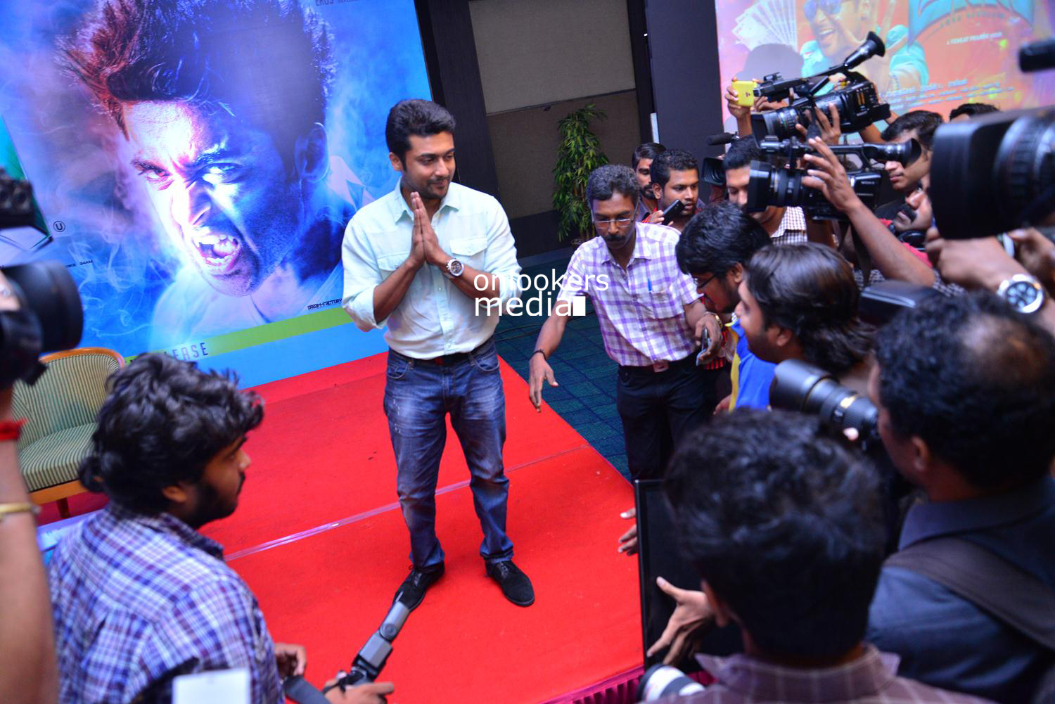 https://onlookersmedia.in/wp-content/uploads/2015/05/Suriya-at-Kochi-Mass-Press-Meet-Stills-Mass-Engira-Maasilamani-Mass-Stills-Onlookers-Media-69.jpg