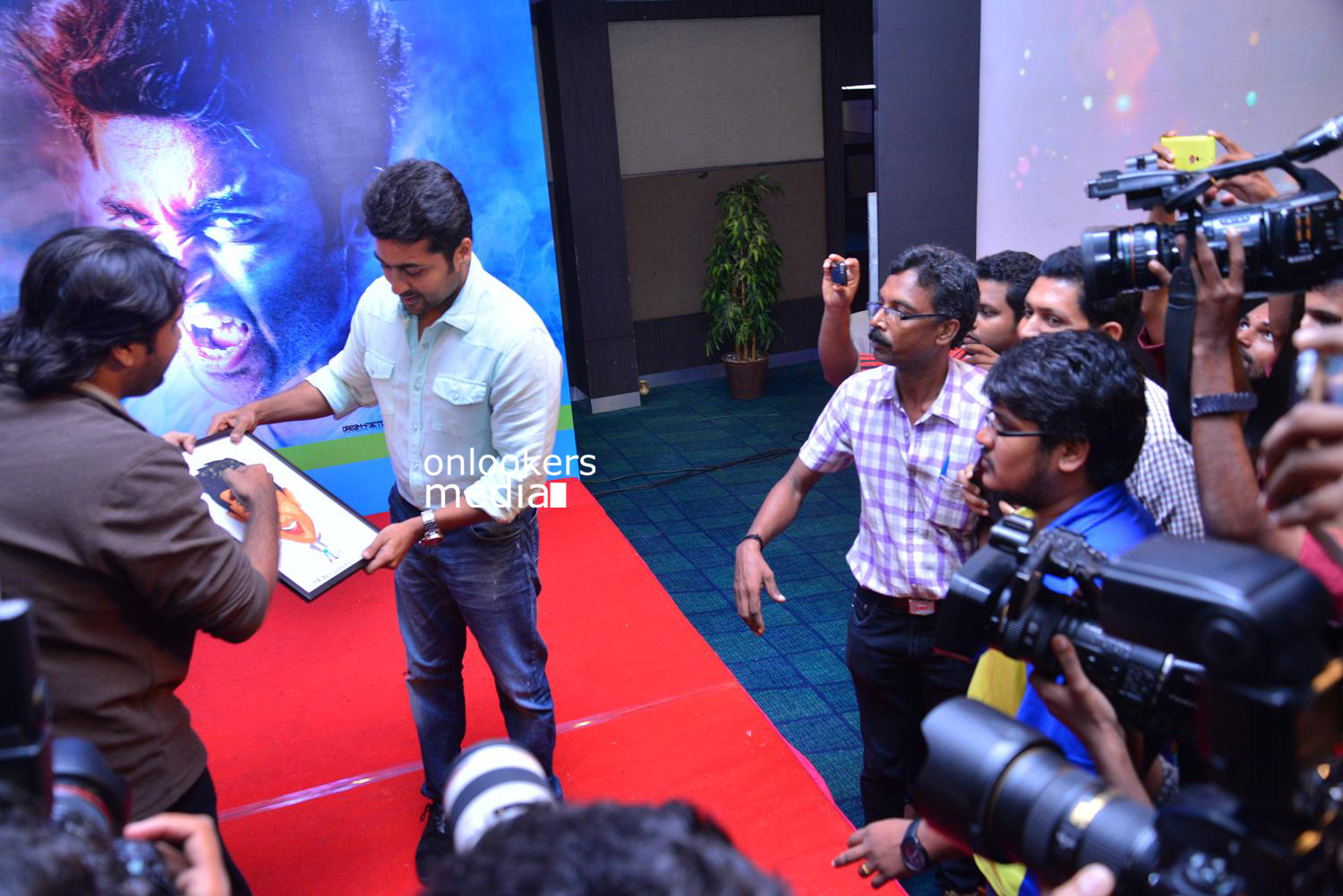 https://onlookersmedia.in/wp-content/uploads/2015/05/Suriya-at-Kochi-Mass-Press-Meet-Stills-Mass-Engira-Maasilamani-Mass-Stills-Onlookers-Media-71.jpg