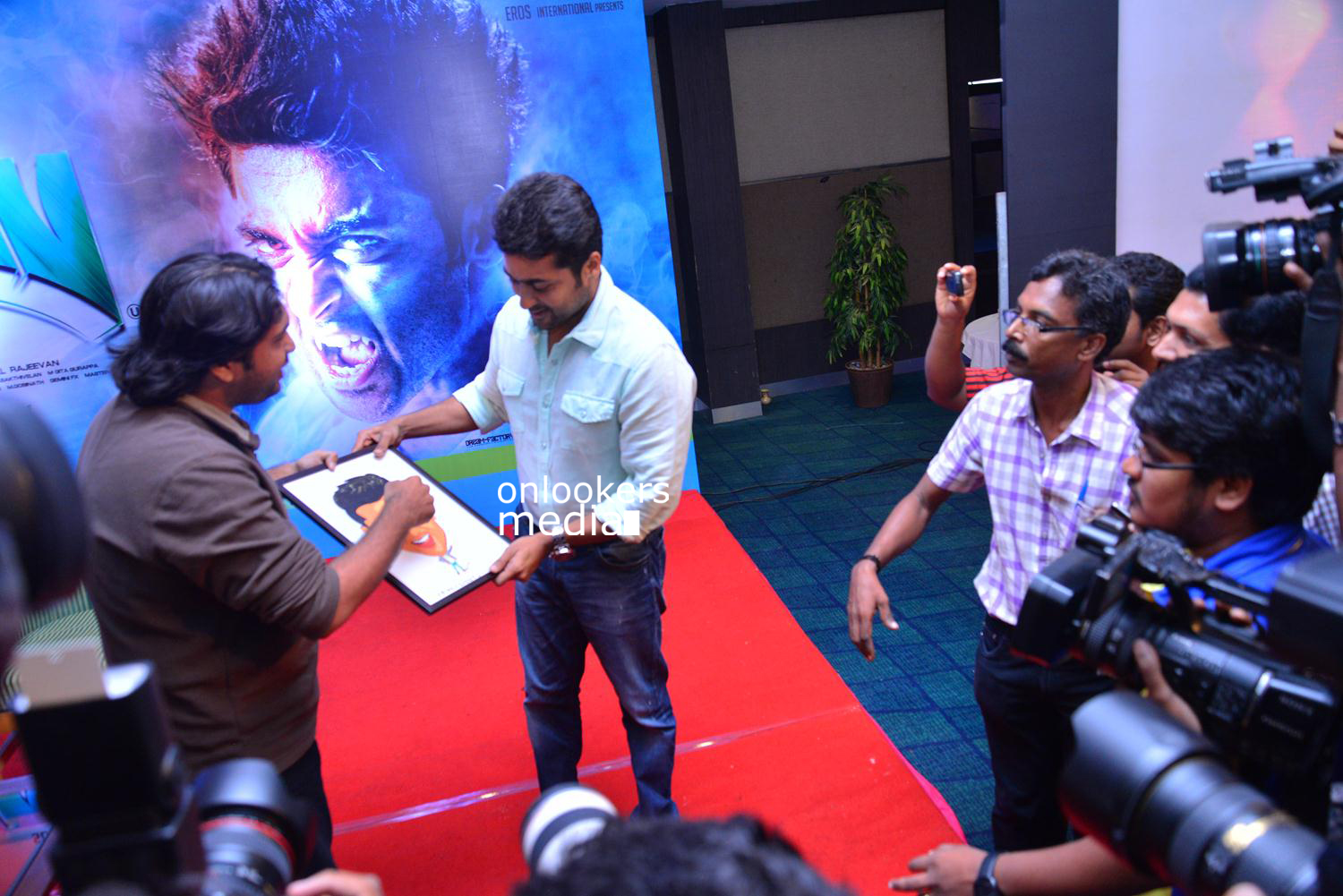 https://onlookersmedia.in/wp-content/uploads/2015/05/Suriya-at-Kochi-Mass-Press-Meet-Stills-Mass-Engira-Maasilamani-Mass-Stills-Onlookers-Media-72.jpg