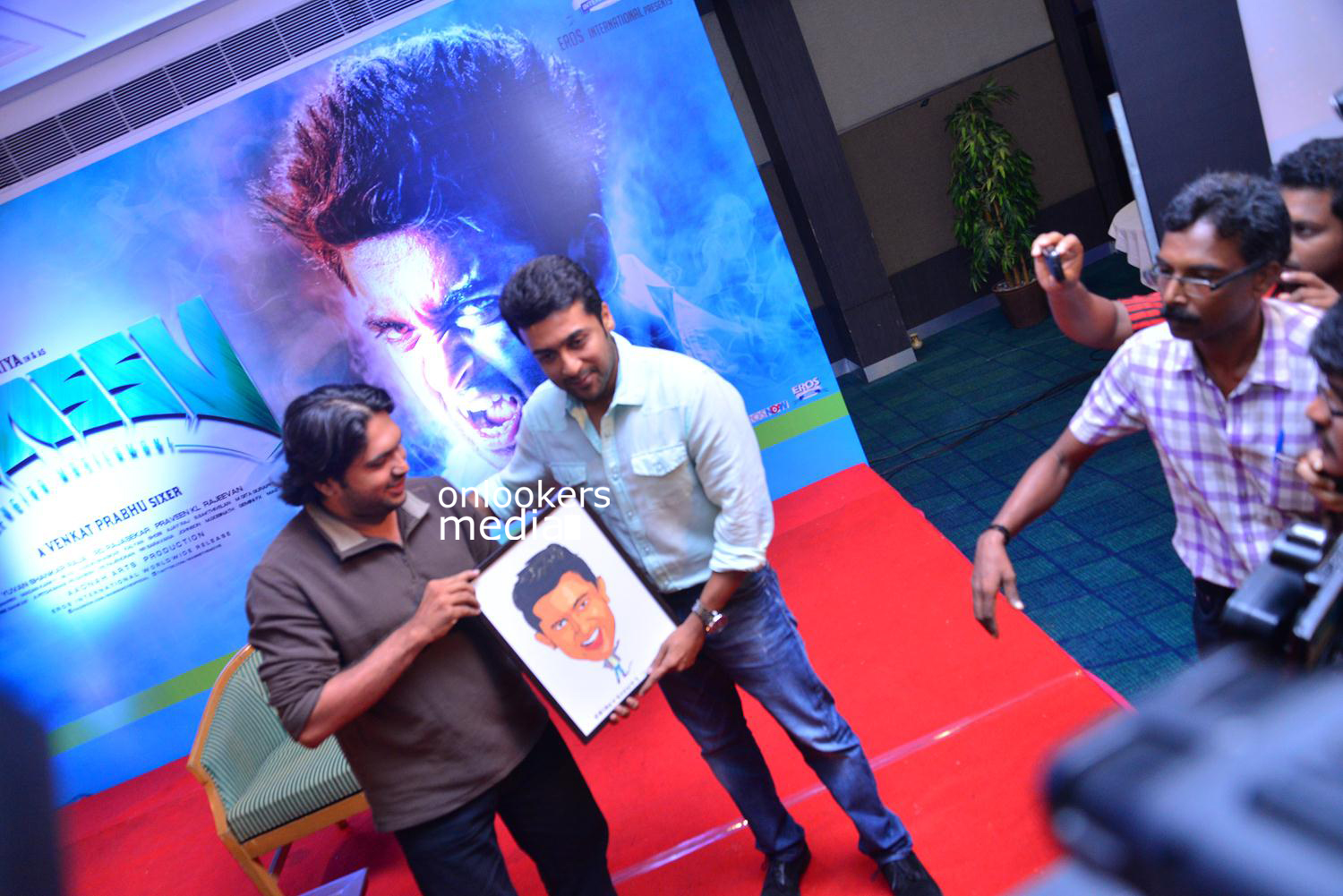 https://onlookersmedia.in/wp-content/uploads/2015/05/Suriya-at-Kochi-Mass-Press-Meet-Stills-Mass-Engira-Maasilamani-Mass-Stills-Onlookers-Media-73.jpg
