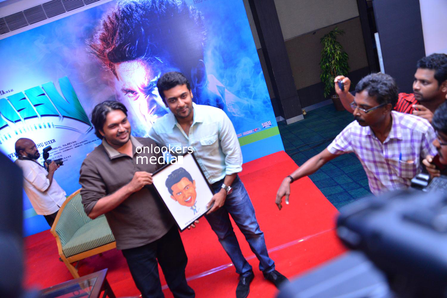 https://onlookersmedia.in/wp-content/uploads/2015/05/Suriya-at-Kochi-Mass-Press-Meet-Stills-Mass-Engira-Maasilamani-Mass-Stills-Onlookers-Media-74.jpg