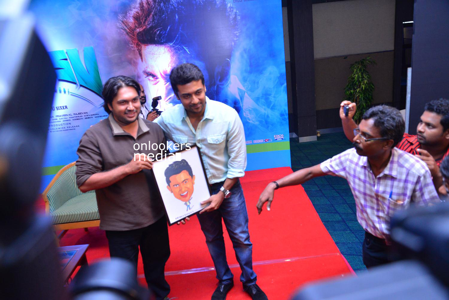 https://onlookersmedia.in/wp-content/uploads/2015/05/Suriya-at-Kochi-Mass-Press-Meet-Stills-Mass-Engira-Maasilamani-Mass-Stills-Onlookers-Media-75.jpg