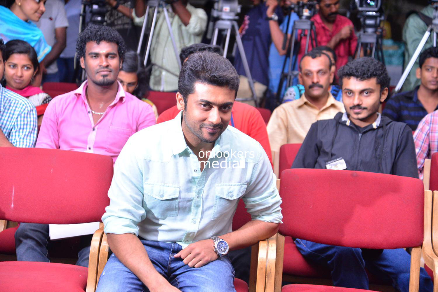 https://onlookersmedia.in/wp-content/uploads/2015/05/Suriya-at-Kochi-Mass-Press-Meet-Stills-Mass-Engira-Maasilamani-Mass-Stills-Onlookers-Media-8.jpg