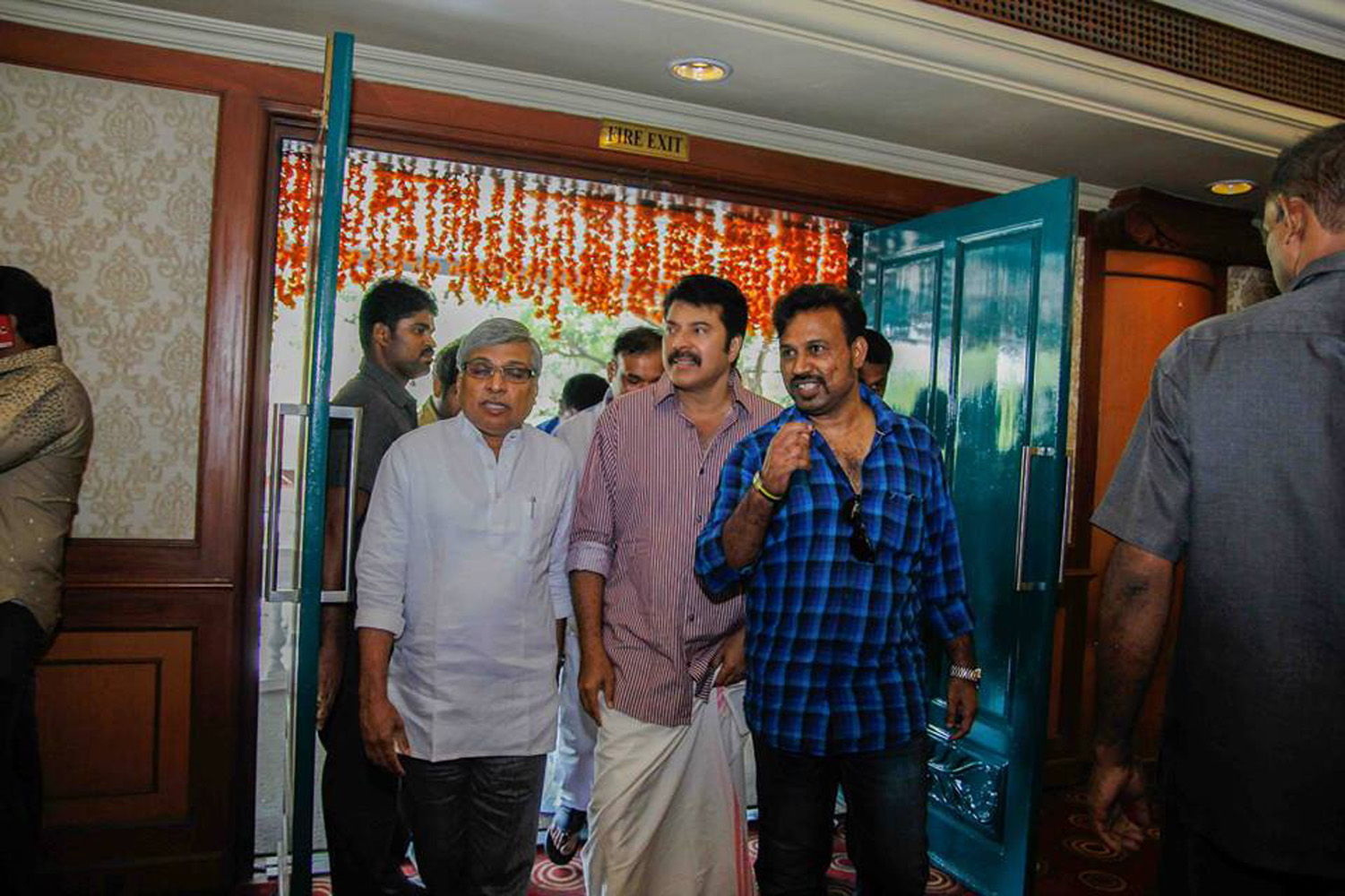 https://onlookersmedia.in/wp-content/uploads/2015/05/Utopiayile-Rajavu-Pooja-Stills-Photos-Images-Mammootty-Jewel-Mary-Kamal-Onlookers-Media-15.jpg