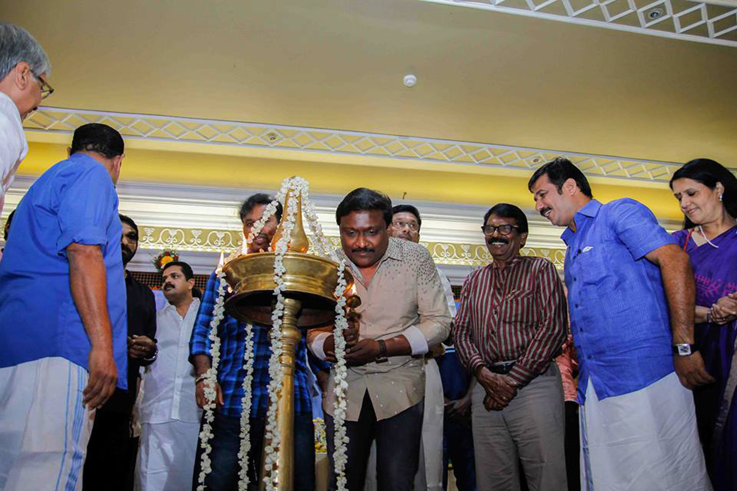https://onlookersmedia.in/wp-content/uploads/2015/05/Utopiayile-Rajavu-Pooja-Stills-Photos-Images-Mammootty-Jewel-Mary-Kamal-Onlookers-Media-17.jpg