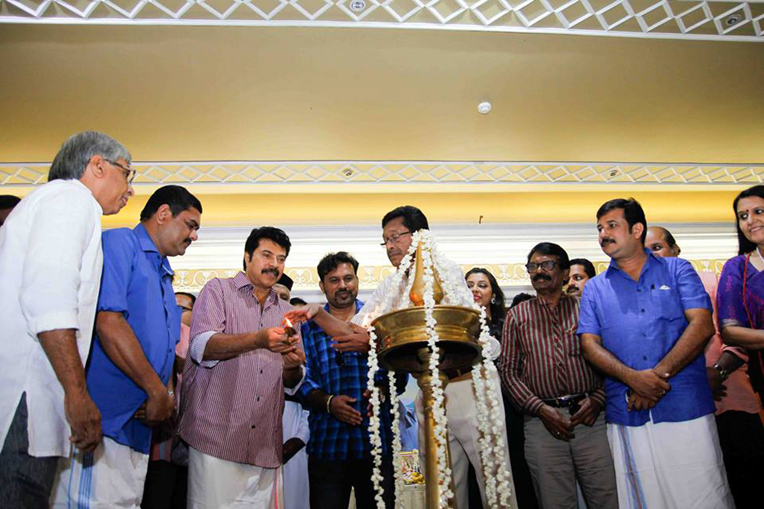 https://onlookersmedia.in/wp-content/uploads/2015/05/Utopiayile-Rajavu-Pooja-Stills-Photos-Images-Mammootty-Jewel-Mary-Kamal-Onlookers-Media-3.jpg