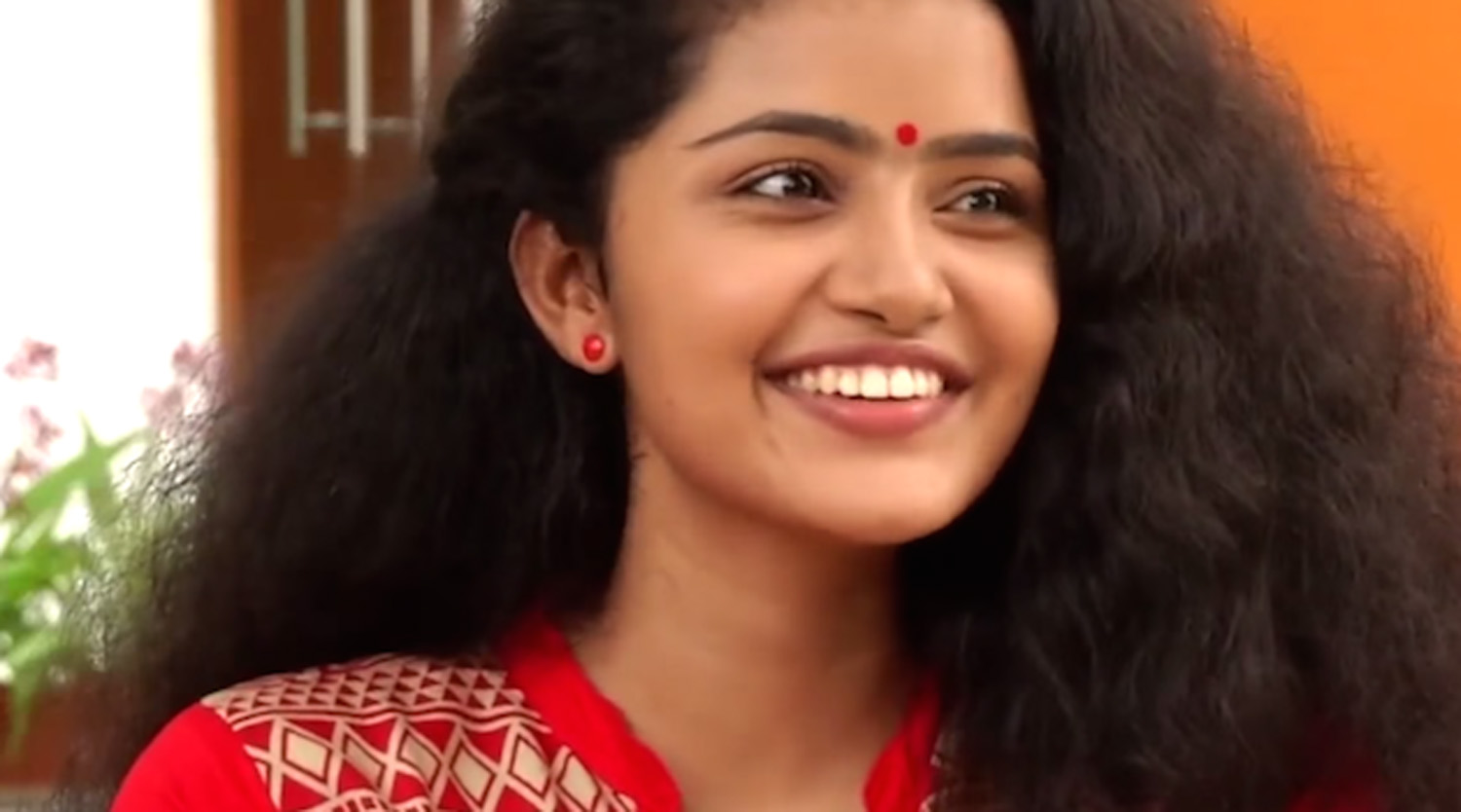 https://onlookersmedia.in/wp-content/uploads/2015/06/Anupama-Parameswaran-Stills-Images-Photos-Premam-Actress-1_1.jpg