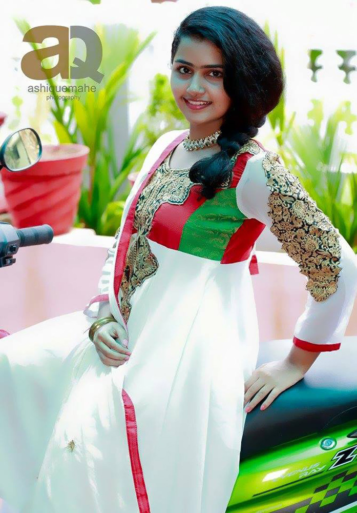 https://onlookersmedia.in/wp-content/uploads/2015/06/Anupama-Parameswaran-Stills-Images-Photos-Premam-Actress-4.jpg