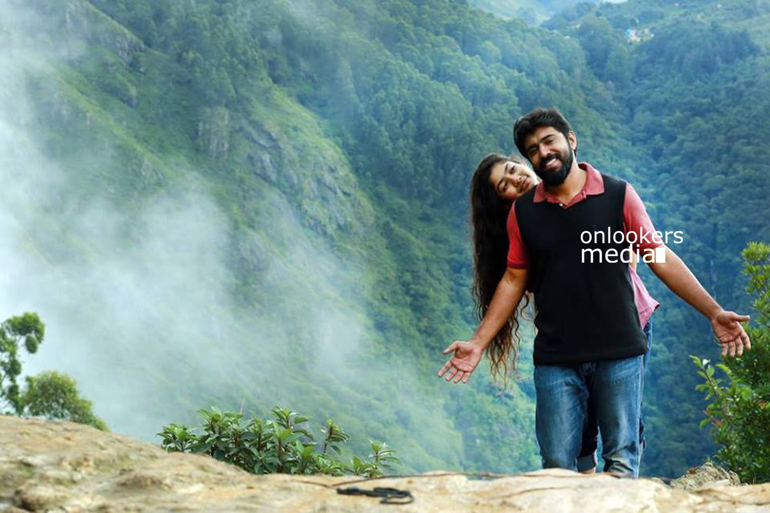 https://onlookersmedia.in/wp-content/uploads/2015/06/Nivin-Pauly-Sai-Pallavi-in-Premam-Stills-Images-Onlookers-Media-3.jpg