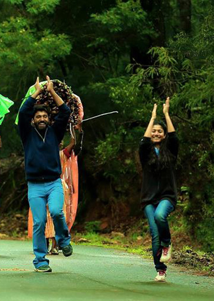 https://onlookersmedia.in/wp-content/uploads/2015/06/Nivin-Pauly-Sai-Pallavi-in-Premam-Stills-Images-Onlookers-Media-6.jpg