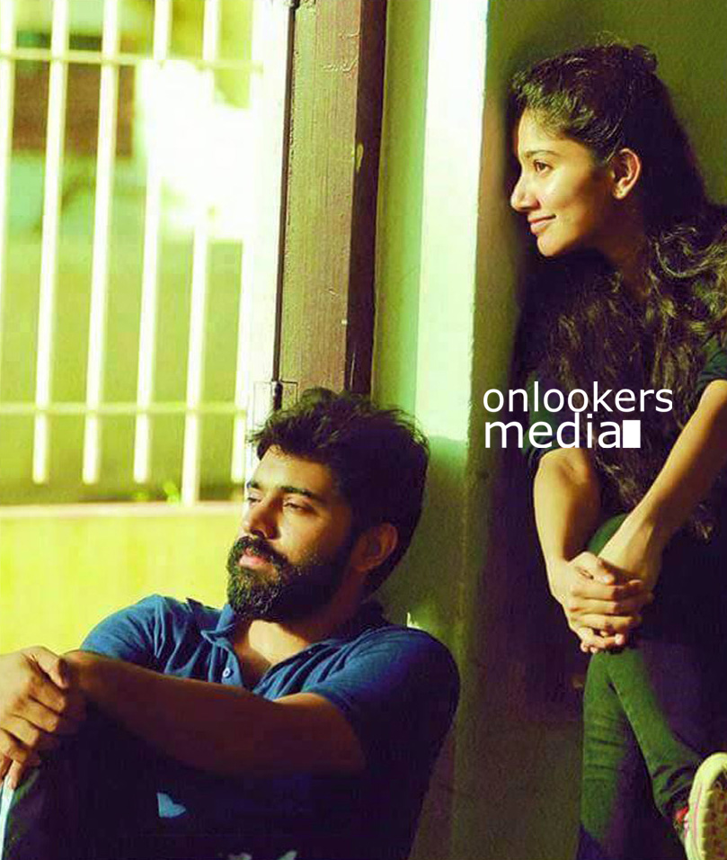 https://onlookersmedia.in/wp-content/uploads/2015/06/Nivin-Pauly-Sai-Pallavi-in-Premam-Stills-Images-Onlookers-Media-8.jpg