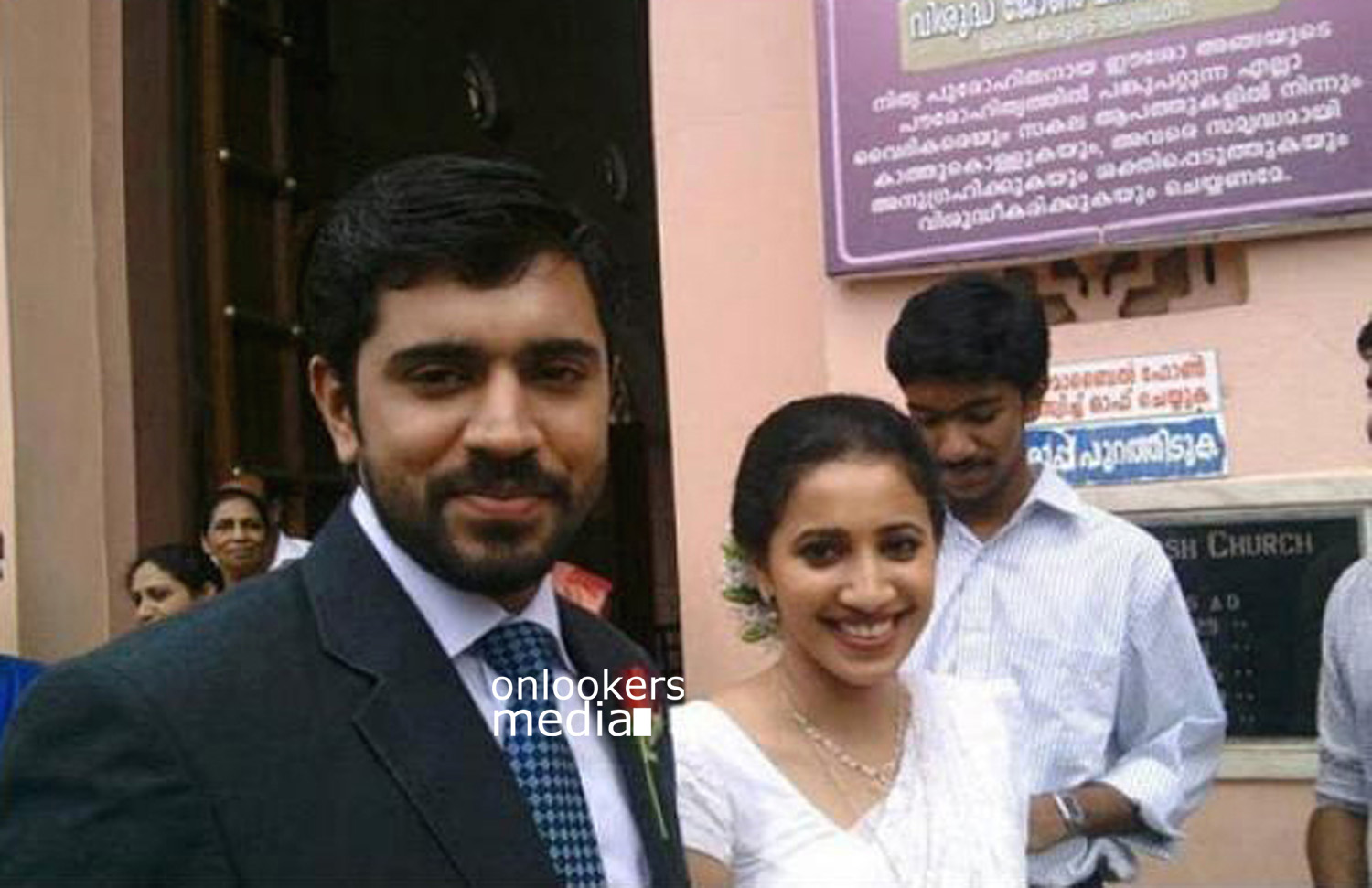 https://onlookersmedia.in/wp-content/uploads/2015/06/Nivin-Pauly-with-wife-Rinna-Joy-Nivin-Pauly-Family-Rare-Unseen-Stills-Images-Photos-Onlookers-Media-1.jpg