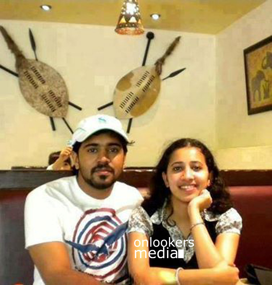 https://onlookersmedia.in/wp-content/uploads/2015/06/Nivin-Pauly-with-wife-Rinna-Joy-Nivin-Pauly-Family-Rare-Unseen-Stills-Images-Photos-Onlookers-Media-3.jpg