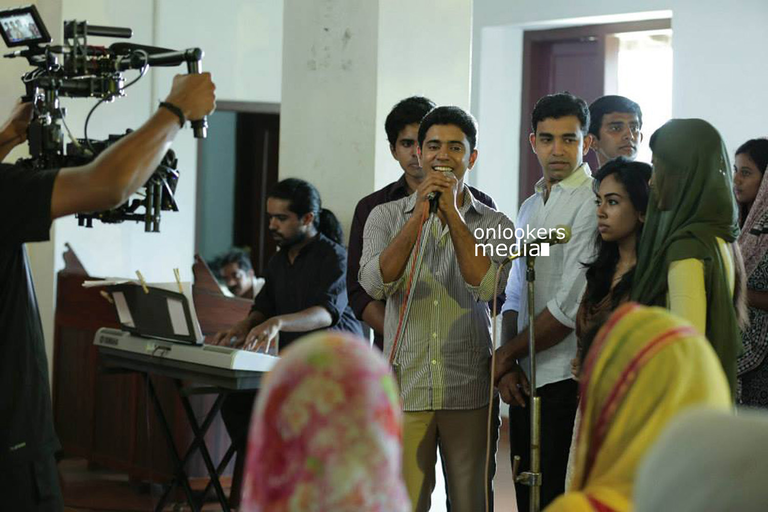 https://onlookersmedia.in/wp-content/uploads/2015/06/Premam-Stills-Images-Nivin-Pauly-Sai-Palalvi-Anupama-Parameswaran-Madonna-Sebastian-Onlookers-Media-6.jpg