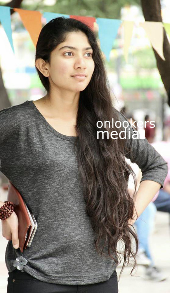 https://onlookersmedia.in/wp-content/uploads/2015/06/Sai-Pallavi-in-Premam-Stills-Images-Malar-Onlookers-Media-5.jpg
