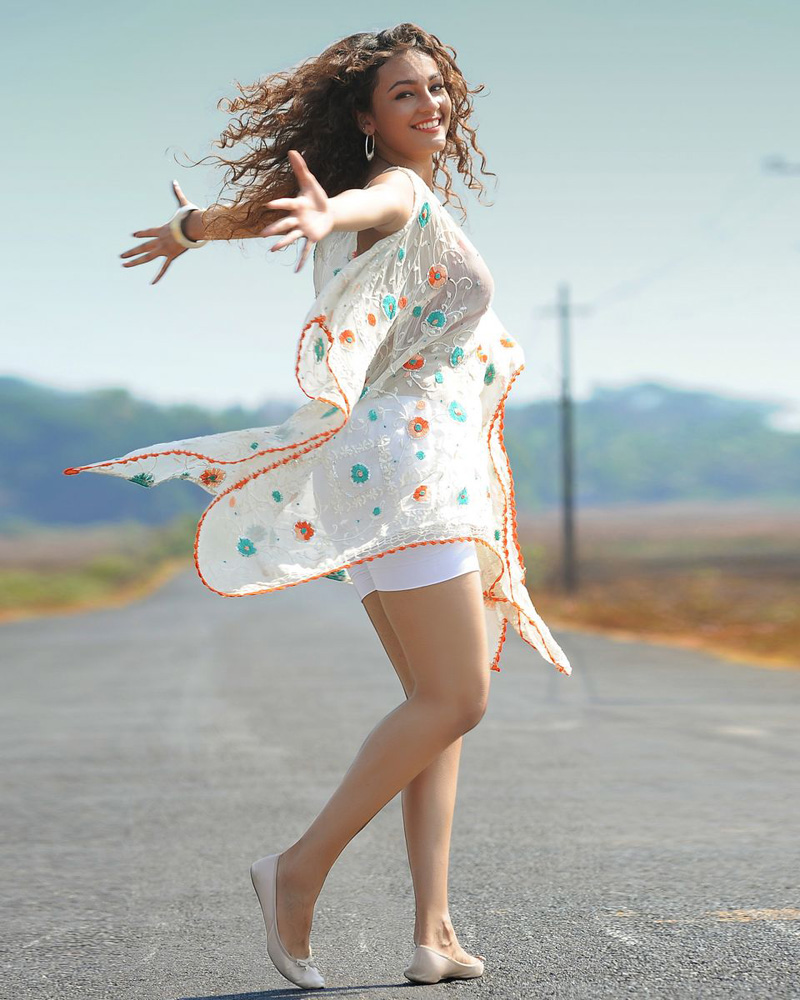 https://onlookersmedia.in/wp-content/uploads/2015/06/Tamil-Telugu-Kannada-Actress-Stills-Photos-Images-27.jpg