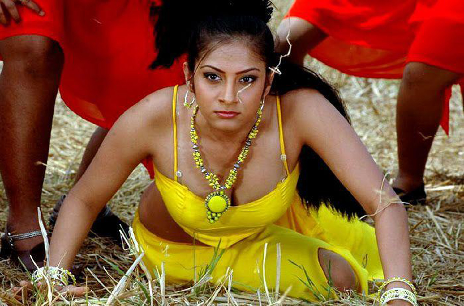 https://onlookersmedia.in/wp-content/uploads/2015/06/Tamil-Telugu-Kannada-Actress-Stills-Photos-Images-58.jpg