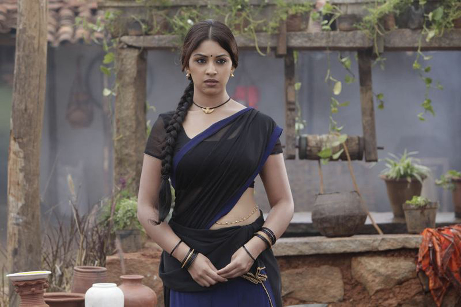 https://onlookersmedia.in/wp-content/uploads/2015/06/Tamil-Telugu-Kannada-Actress-Stills-Photos-Images-80.jpg