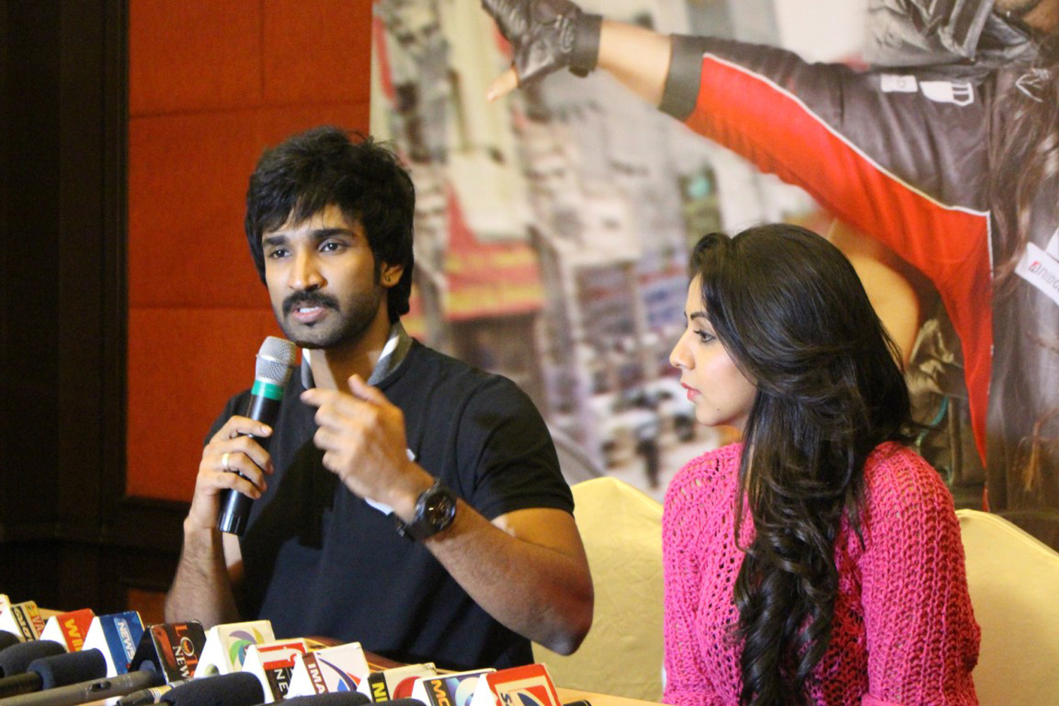 https://onlookersmedia.in/wp-content/uploads/2015/06/Yagavarayinum-Naa-Kaakka-Press-Meet-Stills-Aadhi-Nikki-Galrani-Tamil-Movie-2015-Onlookers-Media-32.jpg