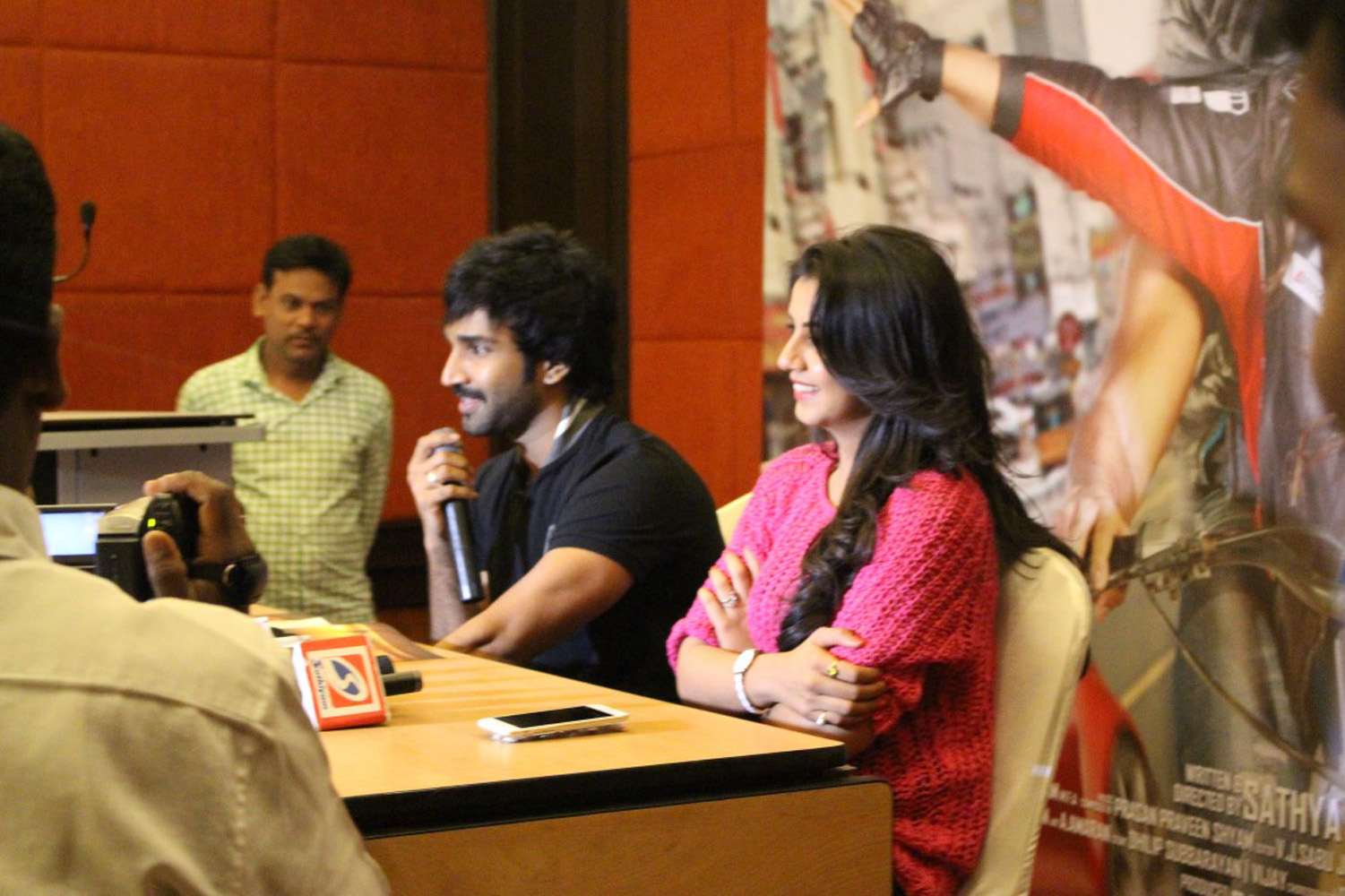 Yagavarayinum Naa Kaakka Press Meet Stills-Aadhi-Nikki Galrani-Tamil Movie 2015-Onlookers Media (45)