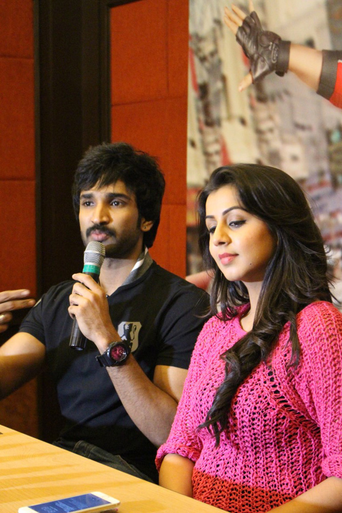 https://onlookersmedia.in/wp-content/uploads/2015/06/Yagavarayinum-Naa-Kaakka-Press-Meet-Stills-Aadhi-Nikki-Galrani-Tamil-Movie-2015-Onlookers-Media-48.jpg