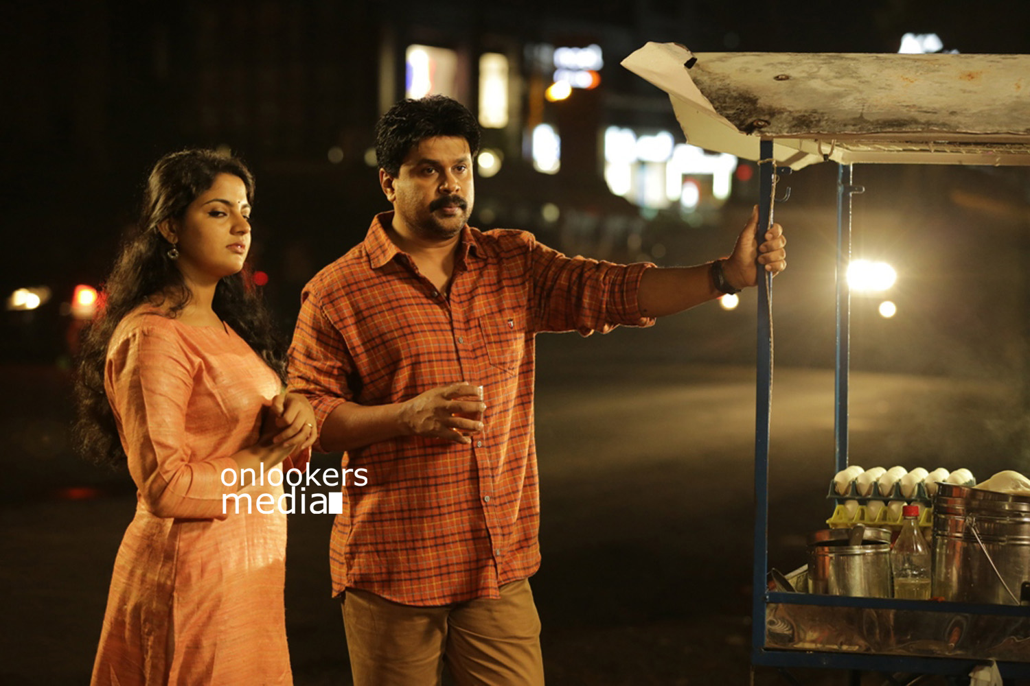 http://onlookersmedia.in/wp-content/uploads/2015/07/Dileep-and-Nikhila-Vimal-in-Love-24X7-Stills-Images-Photos-101.jpg