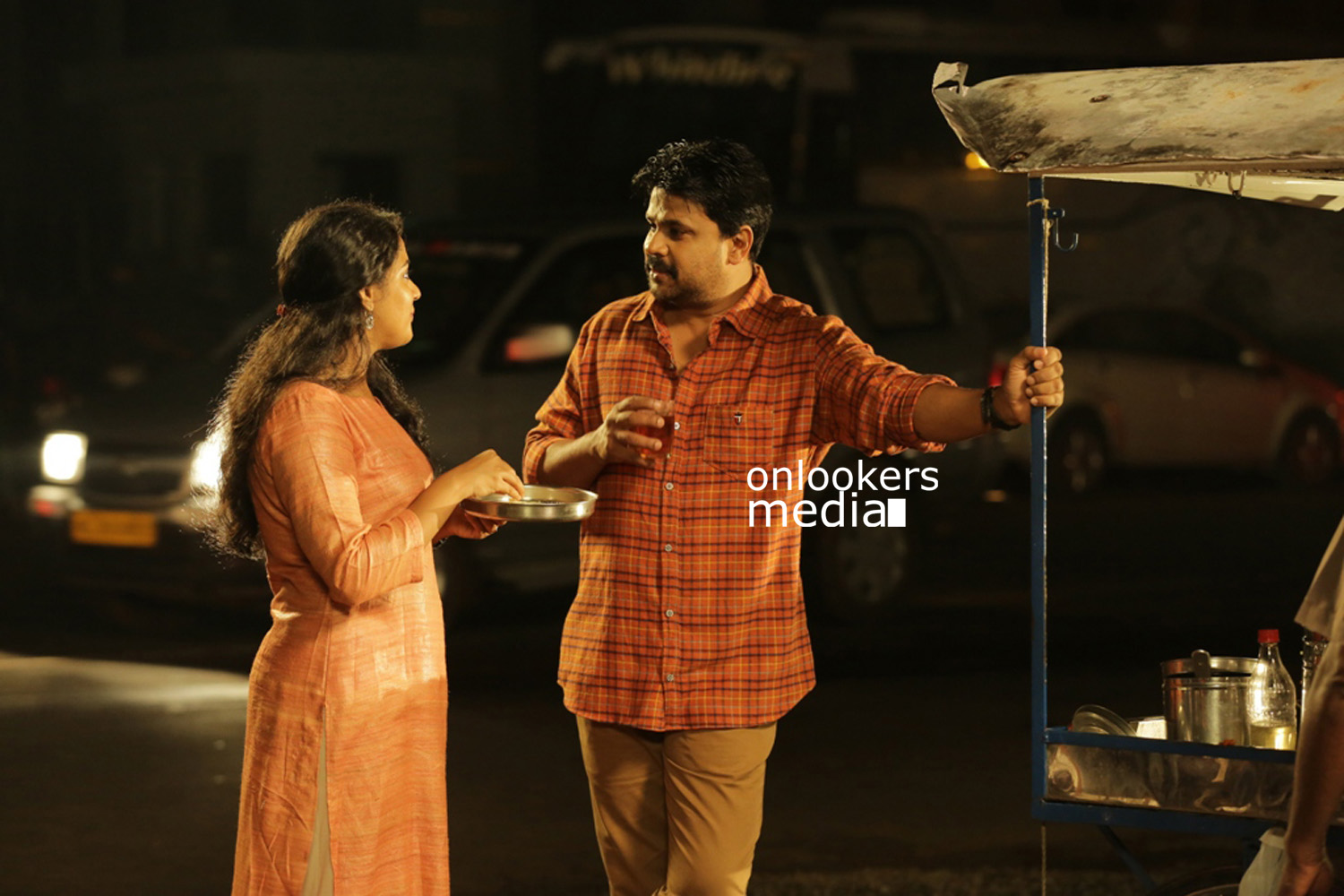 http://onlookersmedia.in/wp-content/uploads/2015/07/Dileep-and-Nikhila-Vimal-in-Love-24X7-Stills-Images-Photos-111.jpg